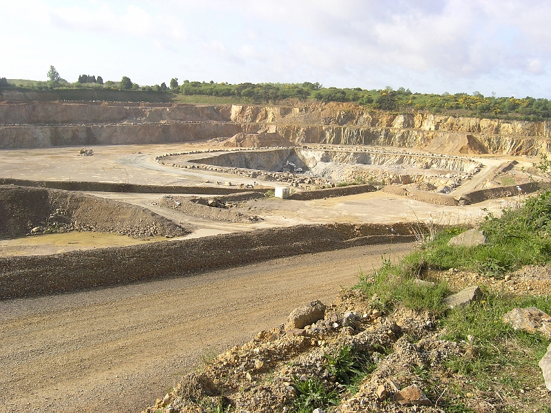 lagarenne01.JPG - point de vue sur la carrière de La Garenne à Vignoc. Remarquez les différents paliers d'extraction