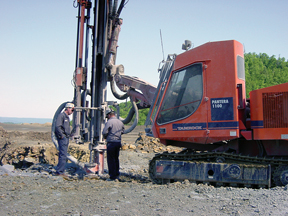 lagarenne03.jpg - La roche exploitée est massive. Il s'agit de cornéenne. La foreuse en action pour préparer les puits dans lesquels seront placés les explosifs.