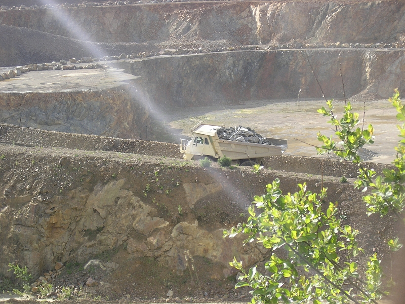 lagarenne06.JPG - Les camions ou "dumpers" remontent leur cargaison (jusqu'à 40 T) vers "l'usine".