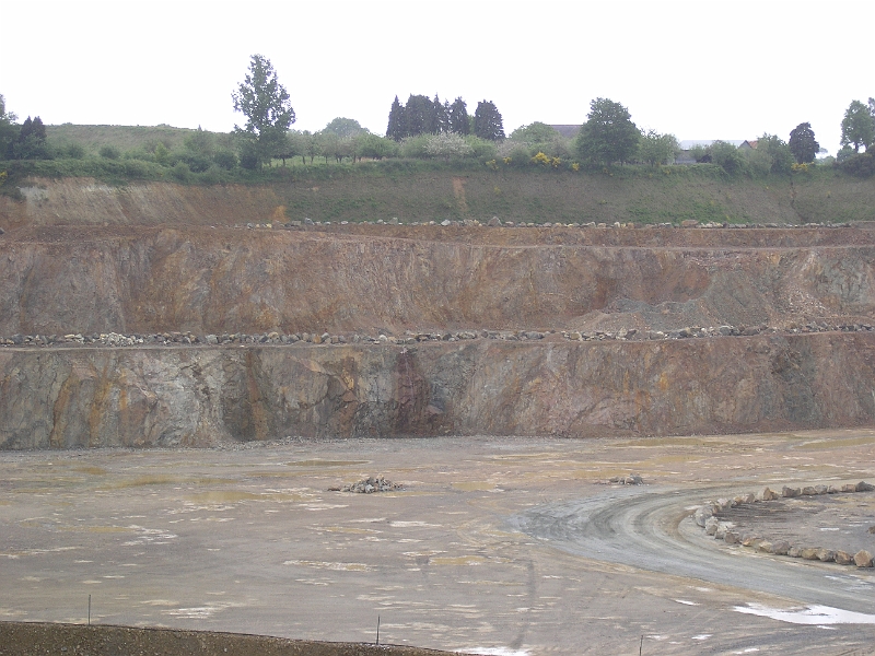 lagarenne17.JPG - On peut remarquer dans la zone centrale foncée car humide, un filet d'eau : une source naturelle.La roche est massive, mais fissurée... L'eau peut donc circuler. Remarquez la couleur rouille de la roche exposée aux intempéries.