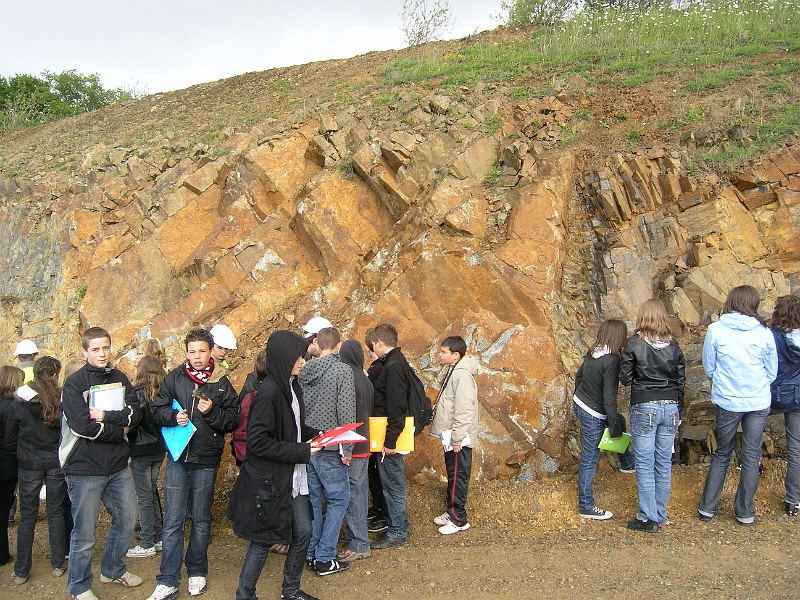 lagarenne23.JPG - Remarquez sur l'affleurement de granite, roche d'origine magmatique, les nombreuses fissures, ici principalement obliques.