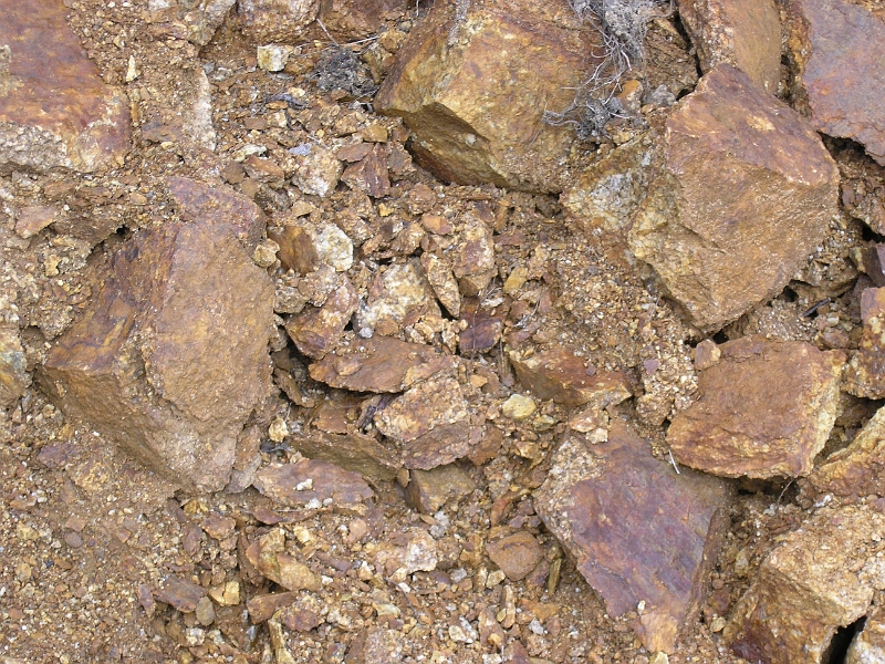 lagarenne25.JPG - Dans les fissures et au pied de l'affleurement on observe  des fragments de granite pourri très friable et du sable grossier : On parle d'arène granitique.